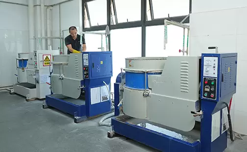 研削・バリ取り機